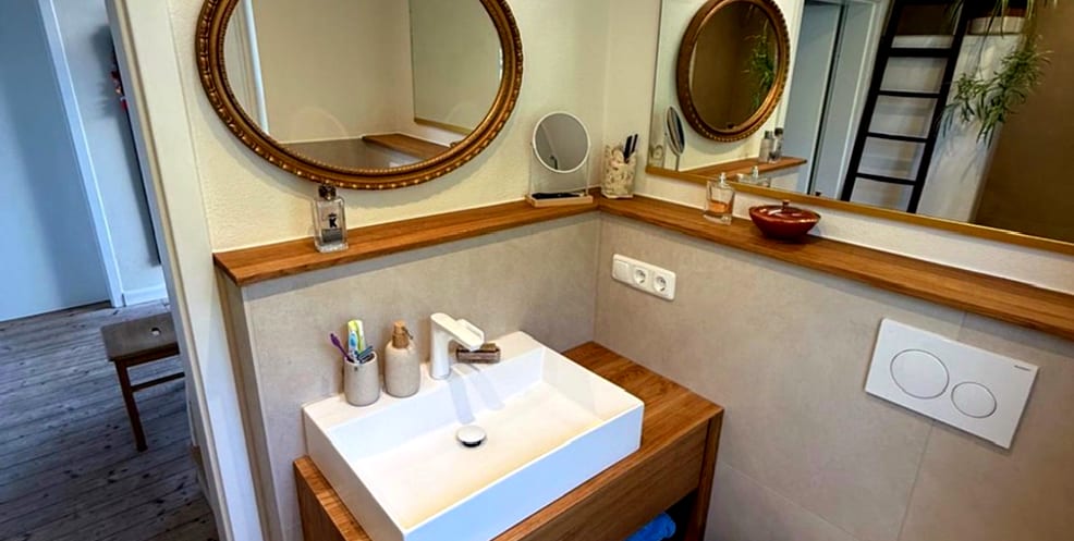 Im Waschtisch ist Raum für Utensilien die im Badezimmer gebraucht werden.
